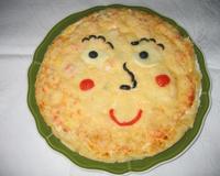 Une délicieuse pizza souriante sans tomate sauf pour le décor ! Le parmesan et la mozzarella tutoient le saumon fumé, la crème fraîche et le fromage blanc agréablement…