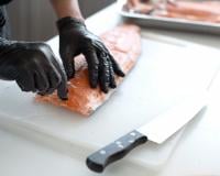 Ce chef vous dévoile LA bonne technique pour bien retirer les arêtes d’un poisson sans difficulté