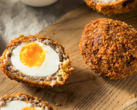 Des oeufs croustillants à l’extérieur, mais encore coulants à l’intérieur : voici comme faire des scotchs eggs pour Pâques !