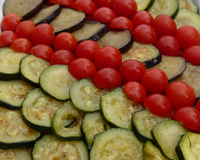 Un gratin de légumes de saison certes quelque peu long à réaliser, mais néanmoins fort apprécié en accompagnement du traditionnel barbecue. La décoration de la couche…