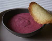 Dessert léger à base de crème et de mûres sauvages servi trés frais en août septembre.