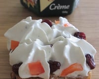 Tartine à l'espuma de Saint-Agur, cranberries et tomates