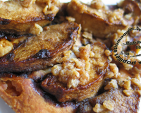 Un mélange de tarte aux pommes toute simple et de carrés aux dattes de ma mère! Une merveille... à refaire avec le double de crumble (croustillant) et une pâte sablée!