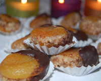 Voici une autre façon de farcir des fruits secs : abricots ou pruneaux, c'est simple et délicieux, à grignoter avec le café, le thé ou tout simplement par gourmandise.