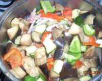Faire revenir oignons émincés et lardons dans huile d'olive, ajouter courgettes, aubergines ,poivrons et tomates bien mures coupées en carrés, bien remuer, ajouter un…