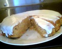 Délicieux gâteau à la carotte que je fais pour les enfants recouvert de cream cheese