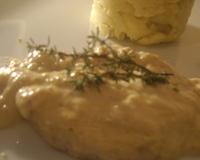 Une savoureuse purée au lait concentré non sucré et son escalope à la sauce de foie gras