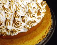 Un palet breton au zestes d orange avec un gélifié de kakis le tout surmonté d une décadente meringue italienne flambée au chalumeau.