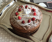 Gâteau aux framboises fourre au chocolat