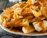 Spécialité québécoise composée de frites, de fromage fondant et de sauce brune.