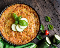 Oubliez la quiche lorraine pour les beaux jours : miser sur une version à base de courgettes !