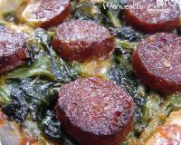 Un fond de tarte croustillant en feuilles de riz, une tombée d'épinards fondants, une touche de purée d'amande pour l'onctuosité et du chorizo qui laissent s'écouler…