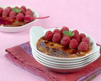 Le moelleux de la crème, le croustillant du caramel et la fraîcheur un peu acidulée des framboises fraîches font de ce dessert un délice