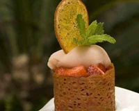 Croquant de fraise en gelée d'hibiscus, sorbet agrume à la fleur de cactus, trait de citron gingembre