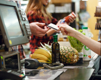 Elle paie le prix affiché en rayon, le supermarché lui réclame 500 € : que dit la loi ?