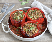 Pour changer des tomates, voici notre recette de poivrons farcis parfaite pour les repas d’été en famille !