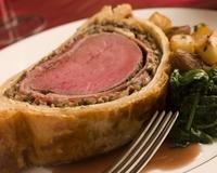 Filet de Boeuf en croute relevé au foie gras et servi avec une sauce au Madère.
Cette recette remporte la 9ème place du concours Cuisinez le boeuf pour la Saint-Patrick.