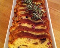 Cake aux lardons, chêvre et noix