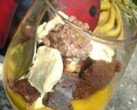 Une compote, des fruits caramélisés, du chocolat et de la glace: une indécence pure.