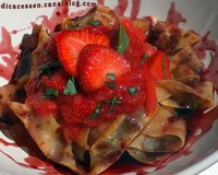 Fraises sournoisement écrasées sur tagliatelles de crêpes et sirop de vin aux épices