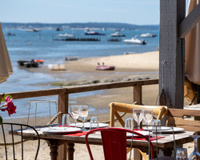 “Top 5 des pires repas de ma vie” : critiqué par un influenceur, ce célèbre restaurant vu dans les Petits mouchoirs l’attaque en justice