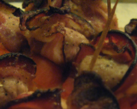 Petit panier d'escalope en poitrine fumé sur un lit d'oignons et de tomates.Recette en hommage à mon papa décédé prématurément en janvier 2010.