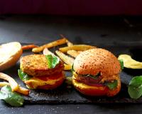 Cette recette de burger est réalisée à partir de galettes de tofu à l’indienne par Clémence Catz pour Tossolia.