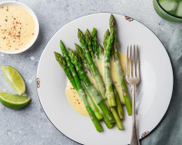 Sauce hollandaise : les secrets de 3 chefs étoilés pour sublimer vos asperges
