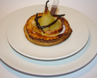 Poire pochée à la vanille Bourbon, en robe de galette aux éclats de Toblerone et sa petite sauce