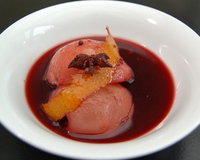 Poires pochées au vin rouge
