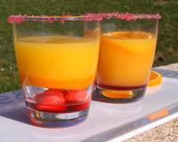 Orangina et sirop de grenadine décoré de rondelles d'oranges et de brochettes de bonbons