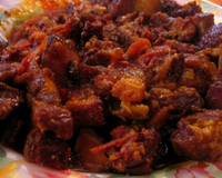 Morceaux de boucané ( poitrine, côtes... de porc salées et fumées au feu de bois), blanchis et rissolés ; cuits dans une sauce à base d'oignons, de tomates et de piment…