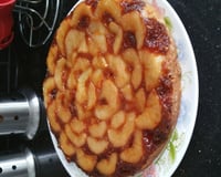 Gâteau de poires au sirop avec nappage au caramel