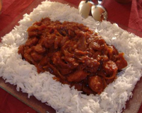 Saucisses fumées, blanchies et rissolées ; cuites dans une sauce à base d'oignons, de tomates et de piment vert.
