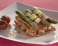 Un délicieux mille-feuilles d'asperges au caviar d'aubergines. Une recette originale.