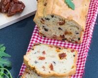 Un apéritif parfait avec le cake salé aux olives et chorizo à l'Etorki.