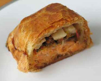 Feuilleté de saumon aux asperges, émulsion de betteraves