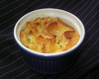 Gâteau fait de pain rassis, cassonade et raisins secs