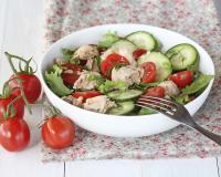 Salade de concombre, tomates et thon