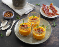 Une recette légère et festive pour débuter le repas de Noël : des verrines de velouté de butternut au jambon croustillant faciles à faire !