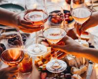 L’éternel débat de l’été : faut-il oui ou non mettre des glaçons dans son verre de rosé ?