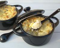 Purée de pommes de terre et poireaux au gratin pour accompagner une viande blanche ou du poisson. Les enfants vont aimer le côté crémeux de ce plat tout simple.