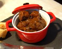 De Délicieux morceaux de boeuf mijotés en sauce.