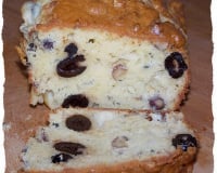 Cake aux noix, roquefort et olives