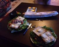 Salade toaste gesier, lardon, crème fraiche, crevettes et avocat.