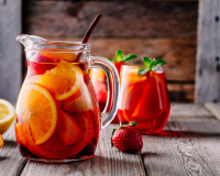 Plus légère et rafraîchissante, la sangria au cidre est le nouveau cocktail qu’on va adorer siroter tout l’été !
