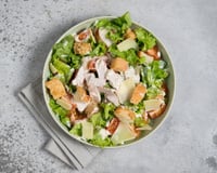 Ce bowl salade Caesar hyperprotéiné et frais vous suivra partout cet été