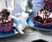 Célèbre gâteau forêt noire mit en cupcakes.