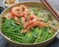 Salade de vermicelles de riz, crevettes et avocat