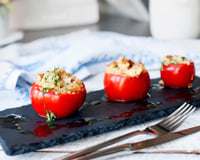 Oubliez le riz et testez cet ingrédient inattendu pour garnir vos tomates farcies